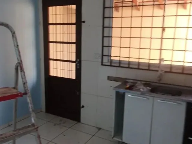 Imagem: A casa possui 2 Dormitórios, 2 Banheiros, 2 Vagas na
