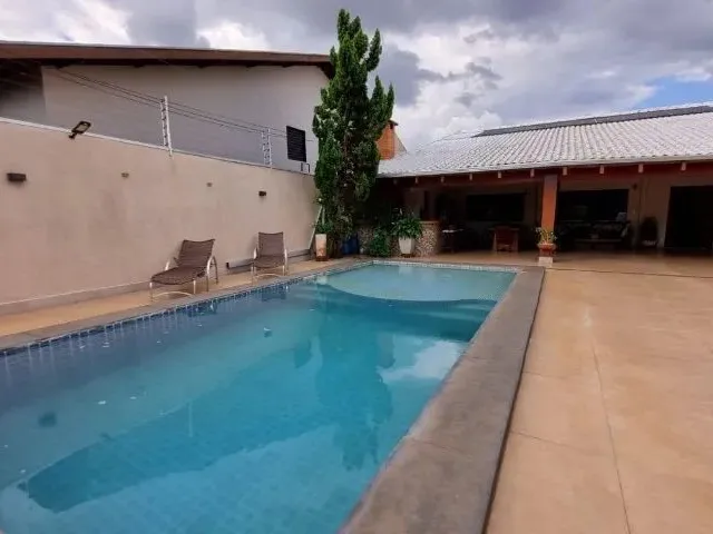Imagem: A casa possui 4 Dormitórios, 5 Banheiros, 5 Vagas na