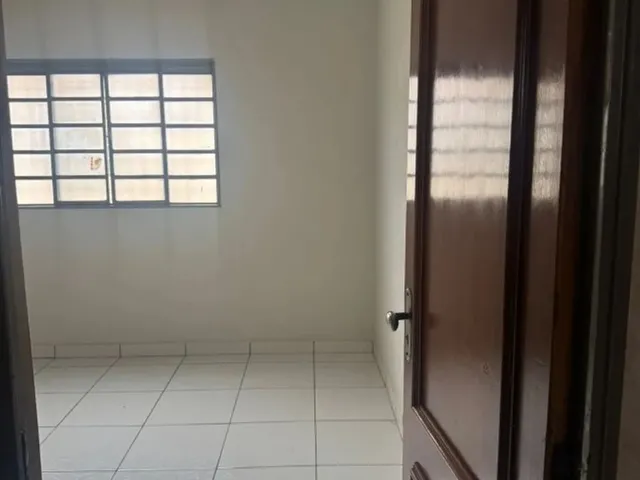 Imagem: O apartamento possui 2 Dormitórios, 1 Banheiro, 1 Vaga na