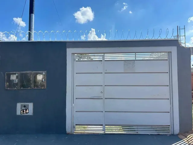 Imagem: A casa possui 2 Dormitórios, 2 Banheiros, 5 Vagas na