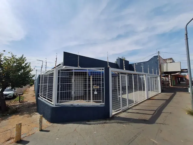 Imagem: A casa possui 5 Dormitórios, 4 Banheiros, 3 Vagas na