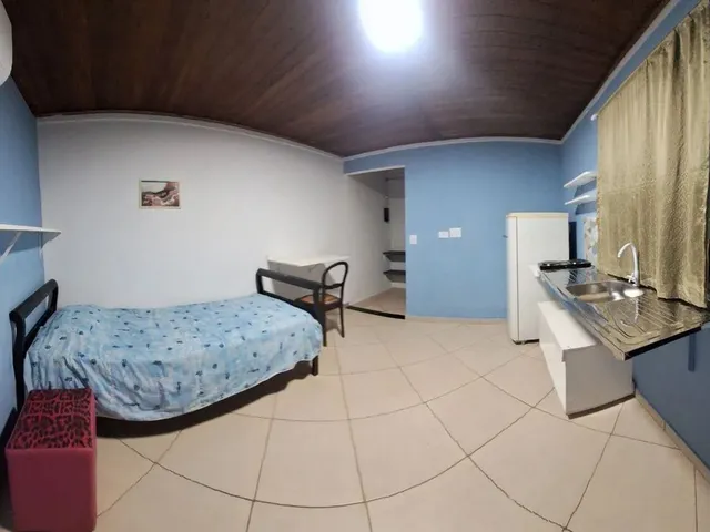 Imagem: A casa possui 1 Dormitório, 1 Banheiro, 1 Vaga na garagem,