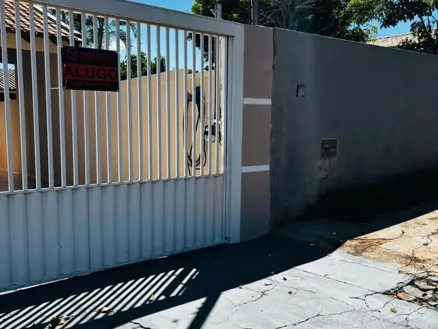 Imagem: A casa possui 3 Dormitórios, 1 Suíte, 2 Banheiros, 2