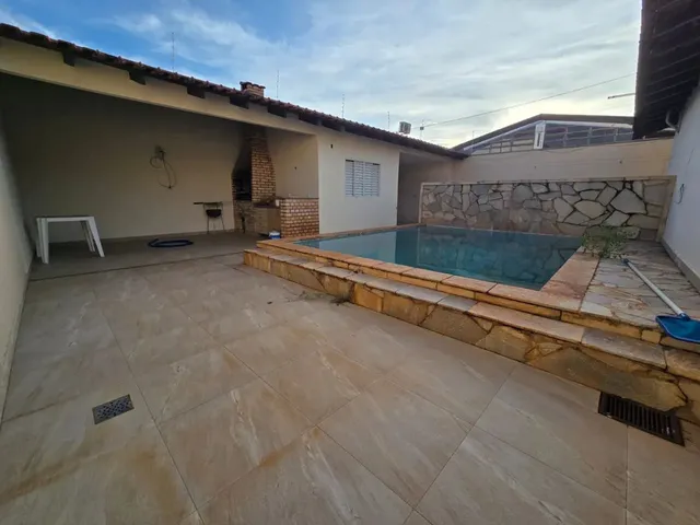 Imagem: A casa possui 4 Dormitórios, 3 Banheiros, 3 Vagas na