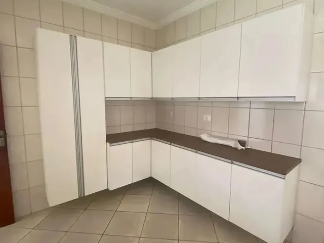 Imagem: A casa possui 3 Dormitórios, 1 Suíte, 2 Banheiros, 2