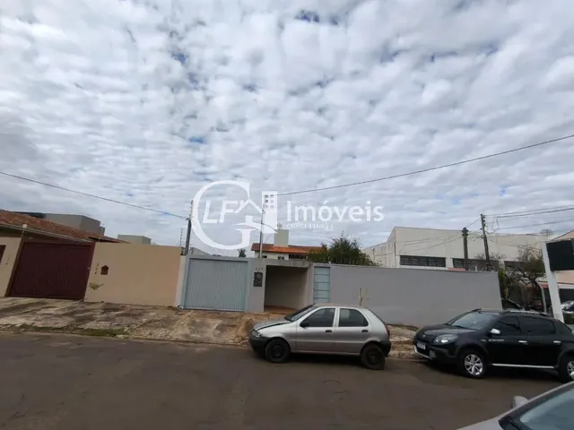 Imagem: A casa possui 3 Dormitórios, 1 Suíte, 3 Banheiros, 3