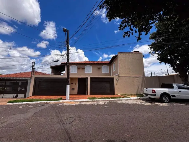 Imagem: A casa possui 4 Dormitórios, 1 Suíte, 3 Banheiros, 3 Vagas