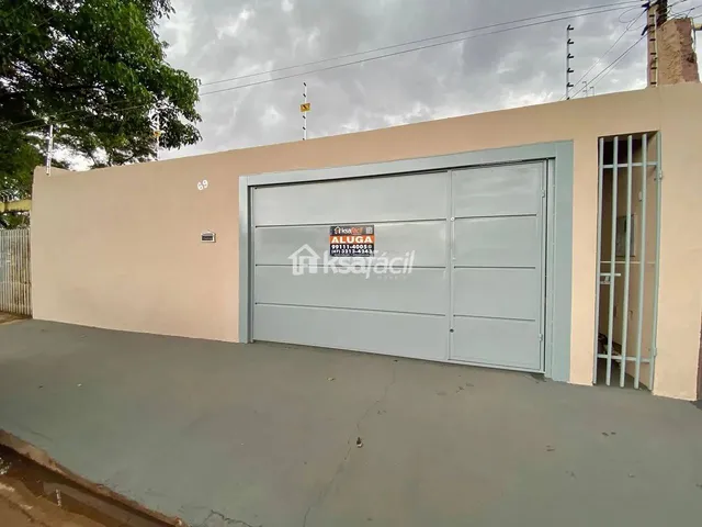 Imagem: A casa possui 4 Dormitórios, 1 Suíte, 2 Banheiros, 3