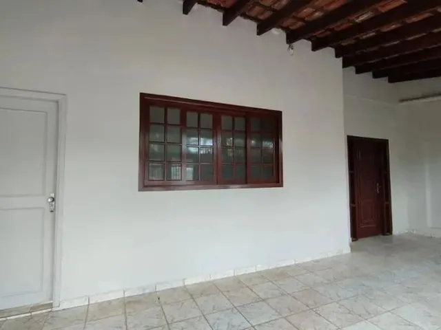 Imagem: A casa possui 3 Dormitórios, 1 Banheiro, 2 Vagas na