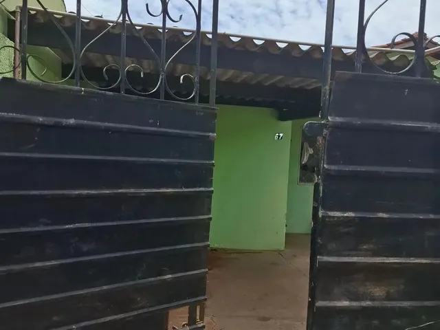 Imagem: A casa possui 4 Dormitórios, 2 Banheiros, 2 Vagas na