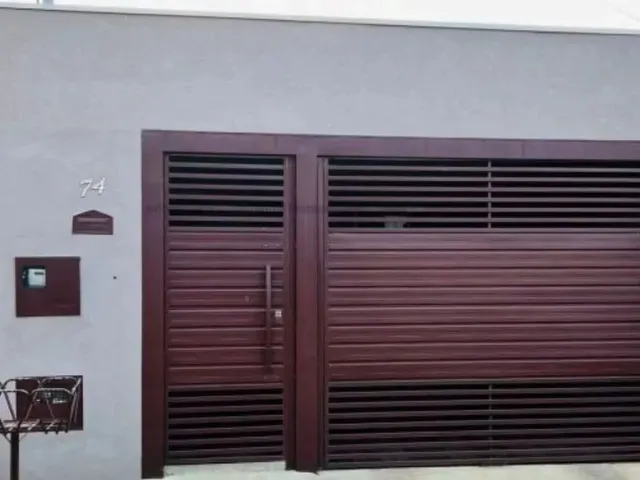 Imagem: A casa possui 2 Dormitórios, 1 Banheiro, 2 Vagas na