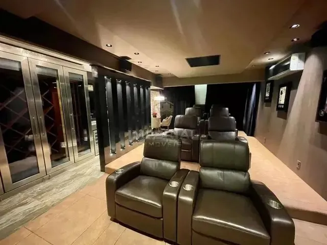 Imagem 15: Apartamento de Alto Padrão com Spa, Cinema 4D e 4 Vagas a Poucos Metros do Mar Em
