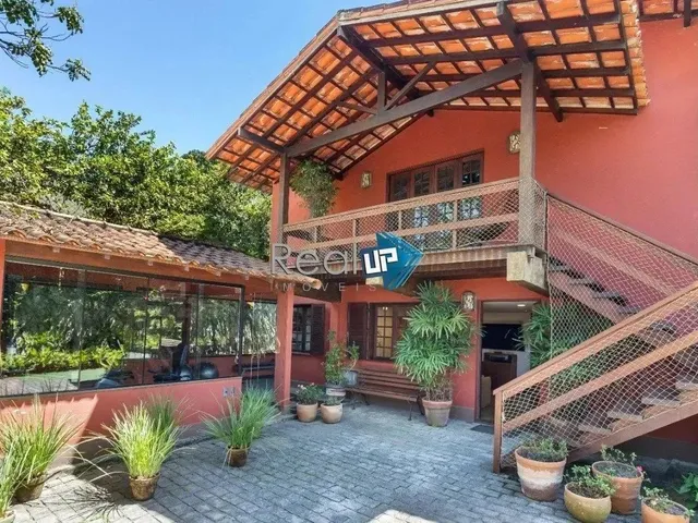 Imagem: A casa possui 5 Dormitórios, 4 Suítes, 5 Banheiros, 3