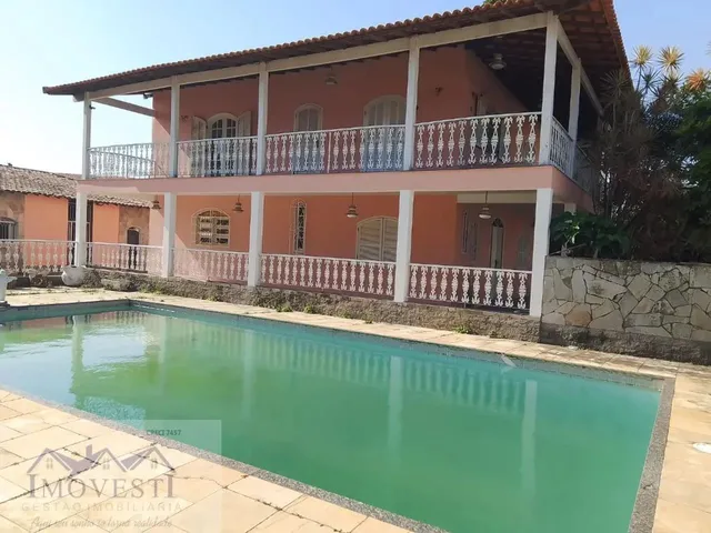 Imagem: A casa possui 3 Dormitórios, 3 Banheiros, 280m² de Área