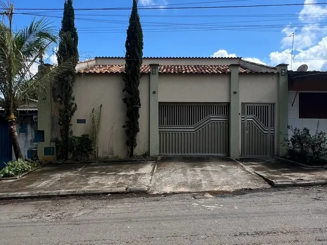 Imagem: A casa possui 3 Dormitórios, 2 Suítes, 3 Banheiros, 5