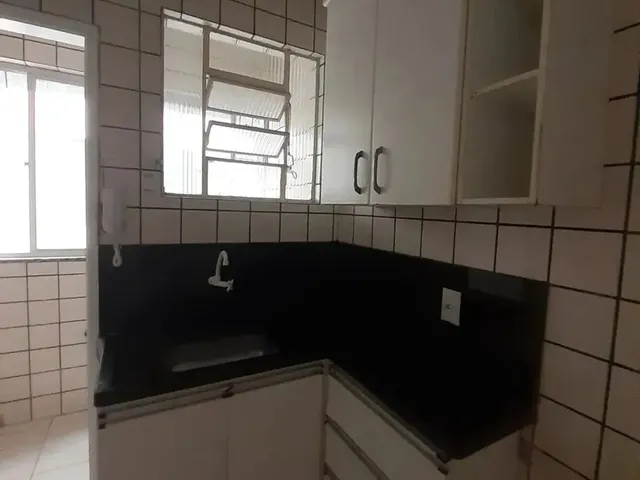 Imagem: 2 Quartos, 1 Banheiro, 1 Lance Escada