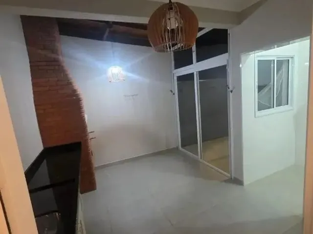 Imagem: A casa possui 3 Dormitórios, 1 Suíte, 3 Banheiros, 5