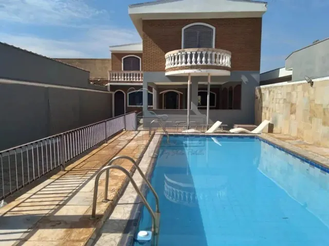 Imagem: A casa possui 3 Dormitórios, 3 Suítes, 5 Banheiros, 4