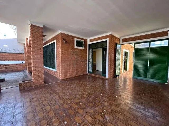 Imagem: A casa possui 5 Dormitórios, 1 Suíte, 3 Banheiros, 1 Vaga