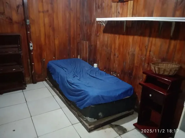 Imagem: Quarto Pequeno Simples para Mulheres Ou