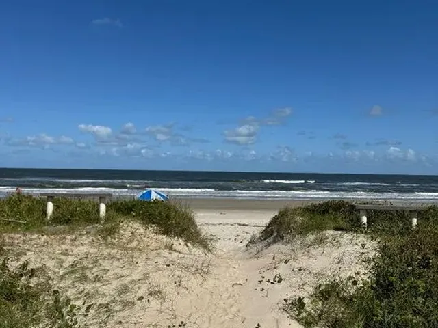 Imagem 3: Casa na Praia, Frente pro Mar, com Piscina