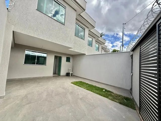 Imagem: Casa com 3 Quartos e 2 Banheiros À Venda
