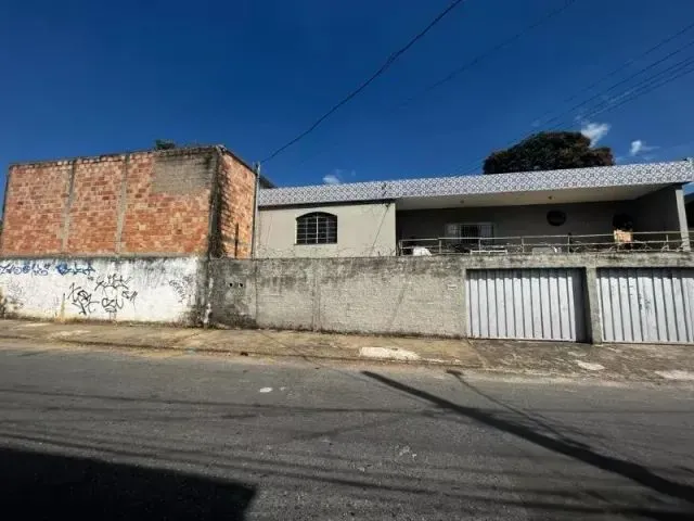 Imagem: Casa com Galpão em Lote de Esquina no Letícia