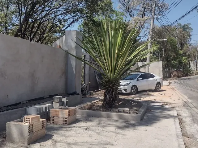 Imagem 1: Meio Lote com Condomínio em Construção