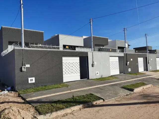 Imagem: A casa possui 3 Dormitórios, 2 Banheiros, 2 Vagas na