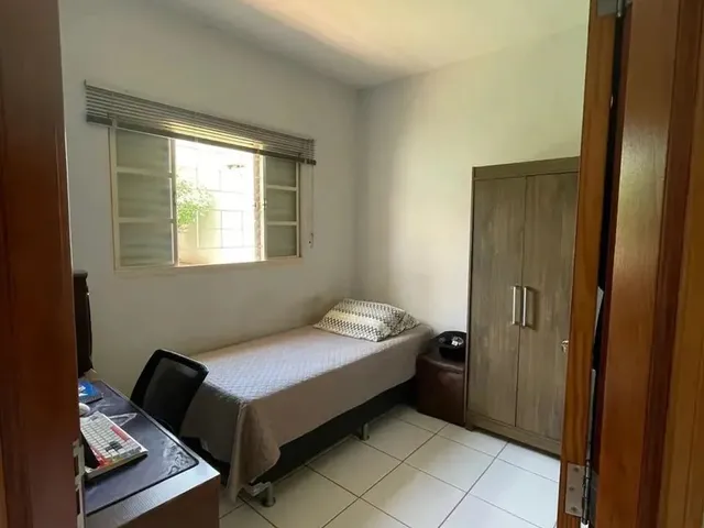 Imagem 2: Casa À Venda em Rio Verde com Espaço Amplo, 3 Quartos, Armários e Quintal Espaçoso