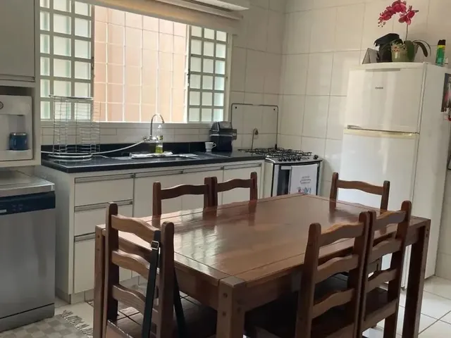 Imagem 3: Casa À Venda em Rio Verde com Espaço Amplo, 3 Quartos, Armários e Quintal Espaçoso