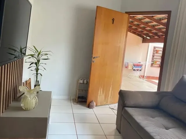 Imagem 5: Casa À Venda em Rio Verde com Espaço Amplo, 3 Quartos, Armários e Quintal Espaçoso