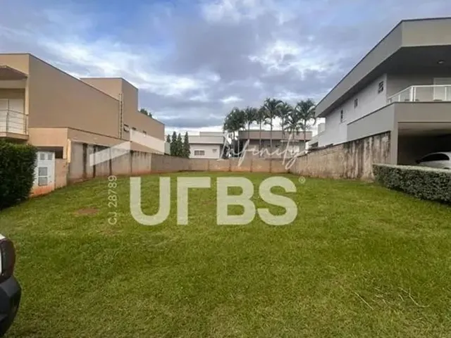 Imagem: Terreno Amplo em Condomínio Fechado nos