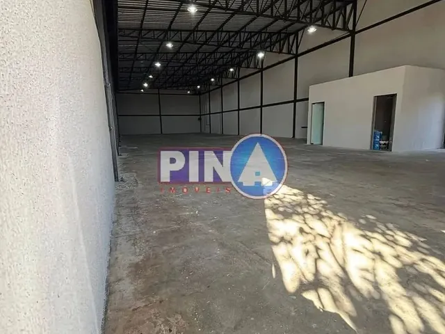 Imagem: O depósito possui 2 Banheiros, 490m² de Área e está
