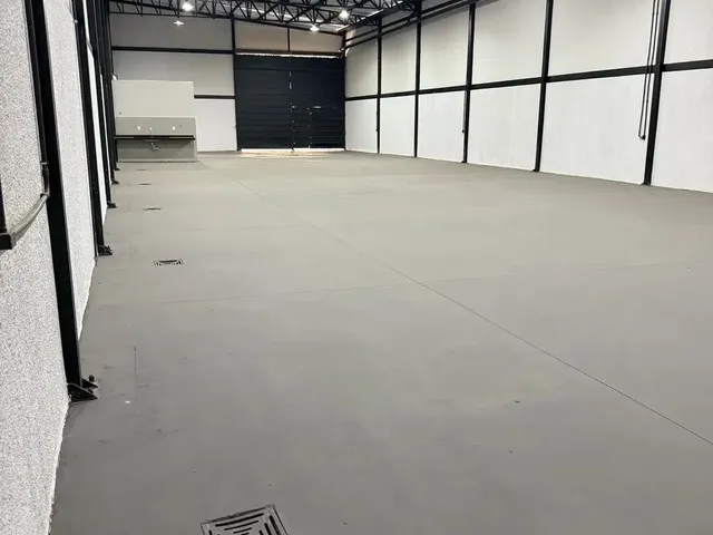 Imagem: O depósito possui 2 Vagas na garagem, 500m² de Área e