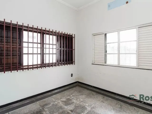 Imagem 2: Imóvel Amplo À Venda para Fins Residencial e Comercial, com 4 Quarto(S), Sendo 1