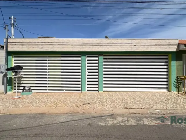 Imagem: A casa possui 3 Dormitórios, 1 Suíte, 2 Banheiros, 2