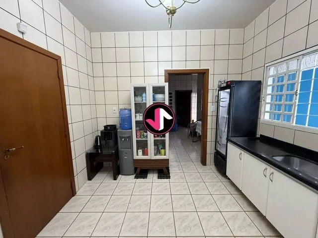 Imagem 3: Casa Comercial À Venda em Cuiabá, Jardim Itália - Imóvel com Churrasqueira