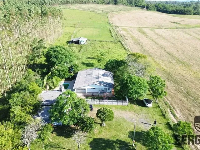 Imagem: Propriedade com 1,1Ha, 2 Casas, Galpão