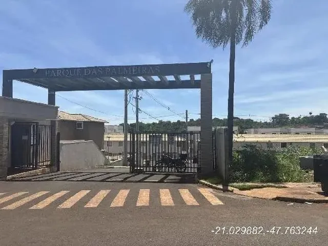 Imagem: A casa possui 3 Dormitórios, 1 Banheiro, 1 Vaga na