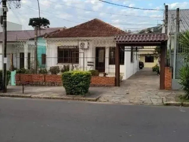 Imagem 1: Casa em Porto Alegre, no Bairro Cavalhada, com 6 Dormitório(S), e 6 Banheiros, À
