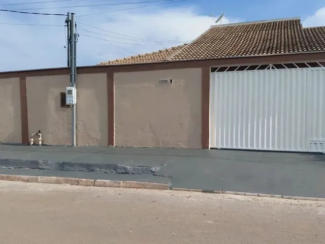 Imagem: A casa possui 3 Dormitórios, 1 Suíte, 2 Banheiros, 4