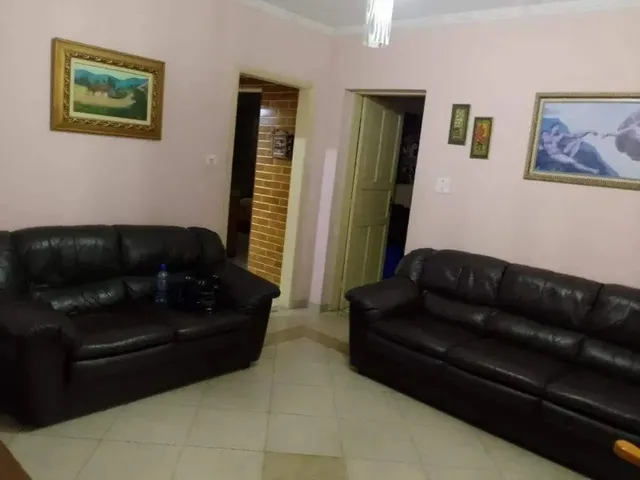 Imagem: A casa possui 2 Dormitórios, 1 Suíte, 1 Banheiro, 3 Vagas