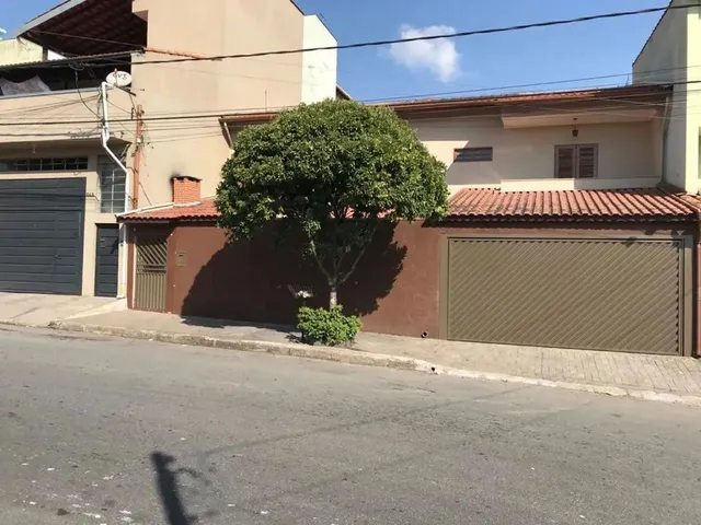 Imagem: A casa possui 3 Dormitórios, 1 Suíte, 2 Banheiros, 4