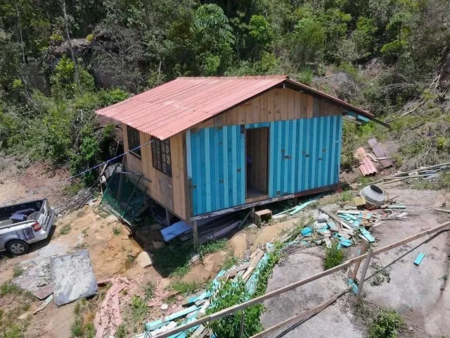 Imagem: Terreno com Casa em Madeira - Próximo Ao