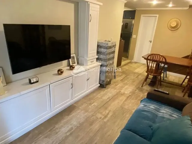 Imagem 2: Casa Triplex Aconchegante com 3 Dormitórios, Suíte e Vista Panorâmica no Condomínio
