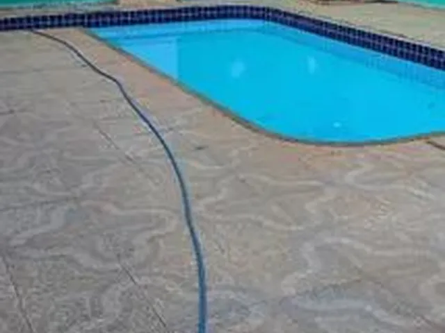 Imagem 12: Vendo Casa 3 Suítes com Piscina. Casa de Rua com 3 Quarto(S) e 2 Banheiro(S) À Venda