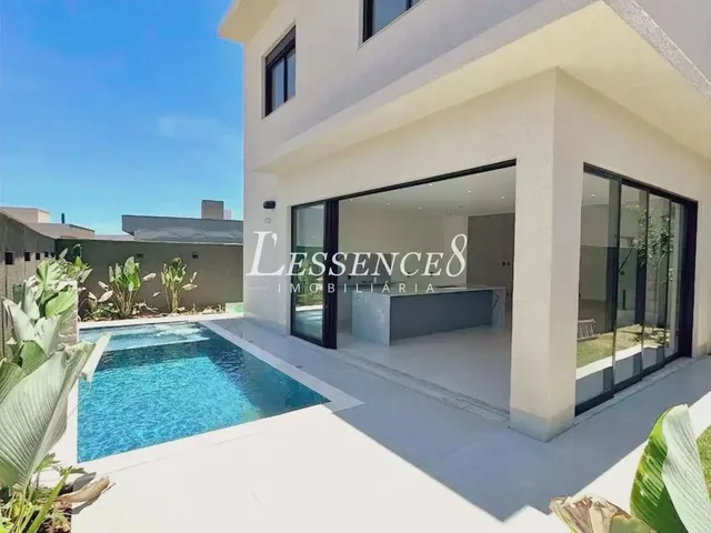 Imagem: A casa possui 4 Dormitórios, 3 Suítes, 1 Banheiro, 4