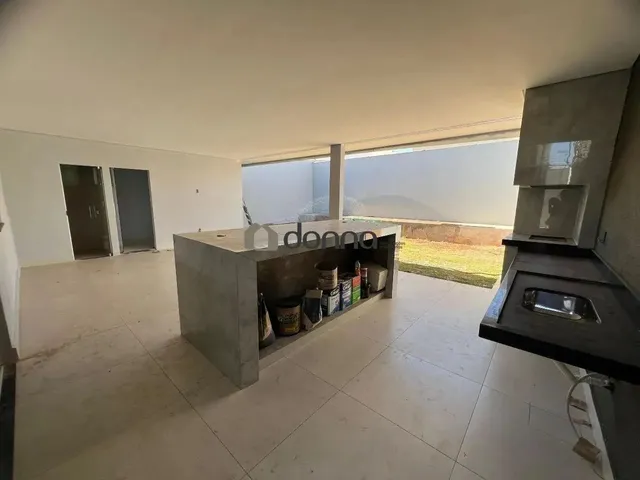 Imagem: Casa À Venda, 2 Quartos, 1 Suíte, 2 Vagas