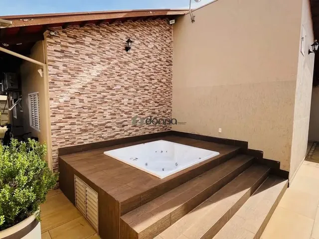Imagem: Casa À Venda, 3 Quartos, 1 Suíte, 4 Vagas